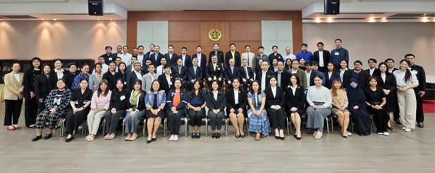 เลขาธิการเนติบัณฑิตยสภามอบประกาศนียบัตรแก่ผู้ผ่านการอบรม หลักสูตรพระราชบัญญัติการจัดซื้อจัดจ้างและการบริหารงานพัสดุภาครัฐ พ.ศ. 2560 พร้อมวิเคราะห์ปัญหาและแนวทางแก้ไข