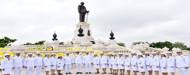 เนติบัณฑิตยสภา ในพระบรมราชูปถัมภ์ วางพวงมาลาถวายราชสักการะ พระบรมราชานุสาวรีย์ พระบาทสมเด็จพระบรมชนกาธิเบศร มหาภูมิพลอดุลยเดชมหาราช