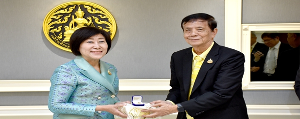 มอบเข็มเชิดชูเกียรติและกระเช้าสุขภาพแด่กรรมการเนติบัณฑิตยสภาที่จะพ้นจากตำแหน่ง